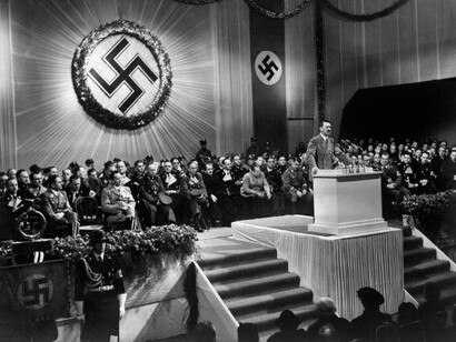 Hitler pronuncia un discurso ante sus seguidores