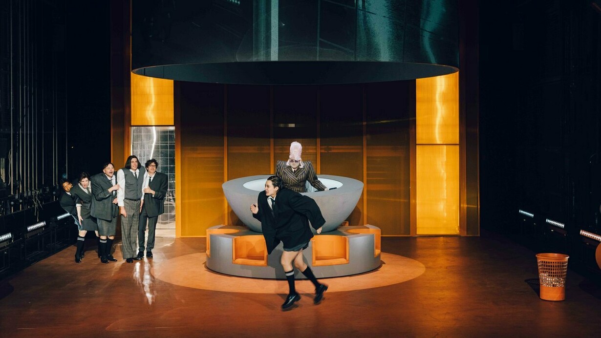 Die gehaltserhöhung. Courtesy of the Deutsches Theater