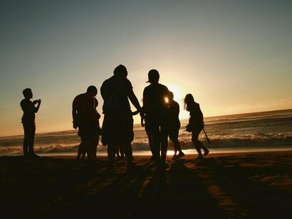 A saúde mental é uma das dimensões mais significativas para o “florescer”. Em alguns países, como Israel e Polônia, a positiva percepção sobre a saúde mental contribui para que o “florescer” seja mais forte para todos os participantes, independentemente dos grupos etários. Em outra direção, estão países como o Brasil, Suécia e os Estados Unidos, nos quais as percepções sobre a saúde mental se diferenciam de acordo com os grupos etários



 
