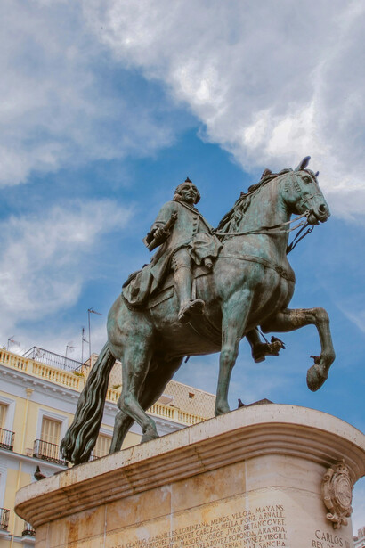 O Cavalryman Monument em Madrid, Espanha, está localizado na Plaza de la Lealtad, próxima ao Paseo del Prado. O monumento celebra o papel crucial da cavalaria espanhola em batalhas históricas e na defesa do país
