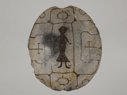 Contenitore per liquidi a forma di carapace di tartaruga, con figure geometriche e antropomorfe dipinto sui due lati in negativo e positivo