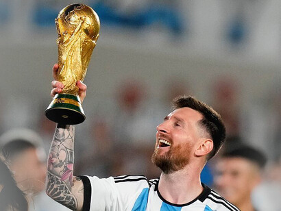 Lioneal Messi alza la copa del mundo en Qatar 2022