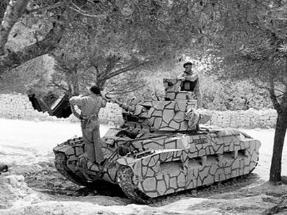 Un carro leggero "Valentine" mimetizzato con il tipico camouflage della guarnigione di Malta