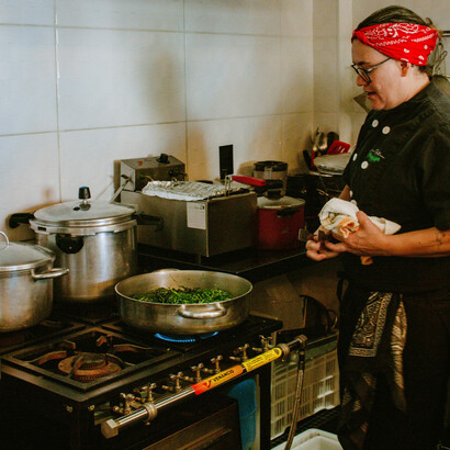 A culinária africana trouxe sabores únicos como o dendê e pratos icônicos como feijoada, acarajé e vatapá