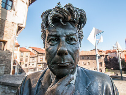 ¿Qué piensa la estatua de Ken Follet?