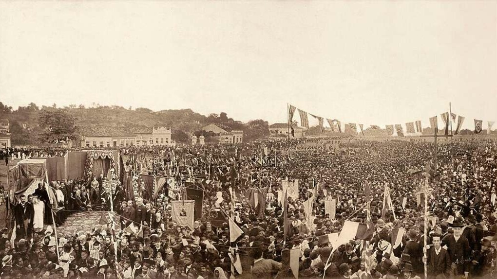 Missa campal celebrada em ação de graças pela Abolição da Escravatura no Brasil, 1888. Estudiosos como Luiz Felipe de Alencastro e João José Reis exploraram a estrutura do sistema escravocrata e suas implicações para a formação da sociedade brasileira. Alencastro, em O Trato dos Viventes, examina o tráfico atlântico de escravos e suas consequências econômicas e sociais para o Brasil e Angola. Reis, em A Morte é uma Festa, analisa como a escravidão moldou as práticas culturais e religiosas na Bahia do século XIX. É fascinante observar como esses estudiosos mergulharam nas complexidades da história da escravidão no Brasil