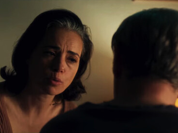Più che una storia ambientata in Turchia, 'Yellow Letters' è un monito universale: la libertà si perde un po' alla volta, spesso senza accorgersene. Özgü Namal e Tansu Biçer in una scena del film