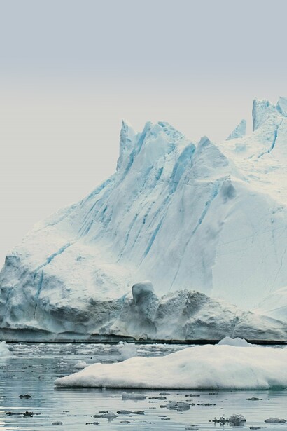 L’afflusso di acqua dolce nell’Oceano Atlantico settentrionale indebolisce la Corrente Meridionale dell’Atlantico (AMOC), minacciando le condizioni climatiche di Europa e Nord America. Iceberg e ghiacciai in Groenlandia