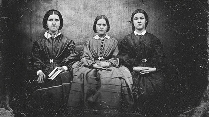 Charlotte, Emily y Anne (hermanas Brontë), poetas y novelistas británicas que publicaron sus obras con nombres de hombres por temor al rechazo