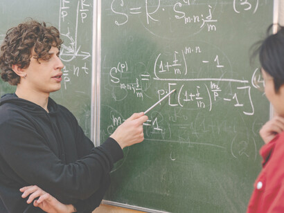 Ricerca matematica. Il lavoro di ricerca del matematico è composto per lo più, non da esperimenti, osservazioni o misurazioni, ma da dimostrazioni, che altro non sono che puro esercizio di pensiero, o almeno, così ce le insegnano a scuola