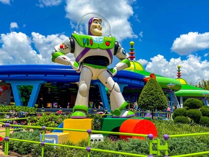 Buzz Lighteer na entrada do Toy Story Land, na Disney da Flórida, Estados Unidos, é um parque temático do filme Toy Story inaugurado em 2010