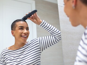 Sedersi accanto a qualcuno mentre si intrecciano i capelli crea uno spazio di fiducia, conversazione e cura reciproca