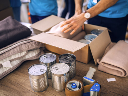 Voluntarios empacan donaciones