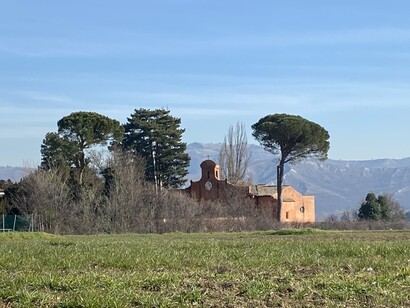 La chiesa di Colle Ameno vista dalla strada, Colle Ameno, Italia 
