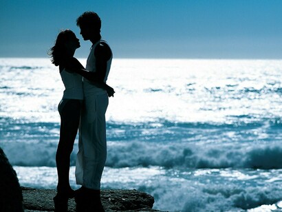 Pareja de enamorados junto al mar
