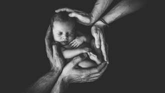 La identificación con la divinidad como totalidad y como un derecho de nacimiento