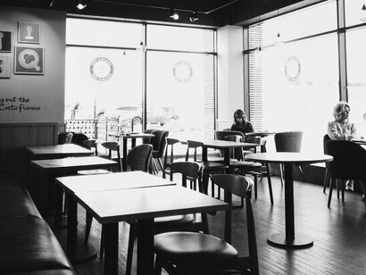 Num café próximo de casa ou no jardim da praceta, observava quem passava. Passava horas nesse ofício silencioso. Decalcava modelos para as suas histórias — personagens-tipo; retratava a ganância sempre que via o homem da pastelaria, alto e outrora robusto, que sofrera um AVC mas continuava a trabalhar. Pulôver cinzento, boina da mesma cor, passos curtos. A mão esquerda, afectada, movia-se em gestos descoordenados enquanto levantava loiça suja e enxotava pombos com a vassoura