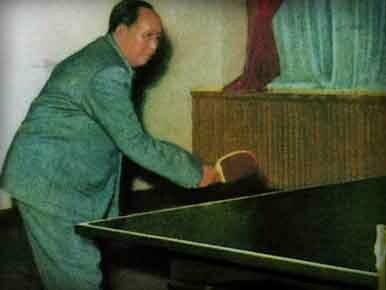 Mao Zedong intento a giocare a ping pong