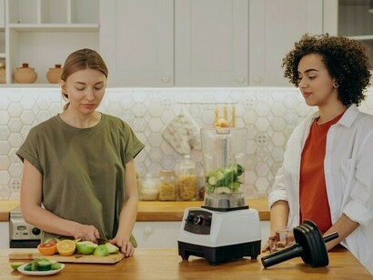 Amigas preparam refeição saudável