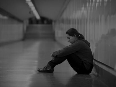 Mujer solitaria en un túnel del metro en Londres