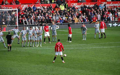 Cristiano Ronaldo a glissé alors qu'il s'apprêtait à tirer un coup franc lors du match de Premier League opposant le Manchester United FC au Liverpool FC à Old Trafford (Manchester) le 14 mars 2009