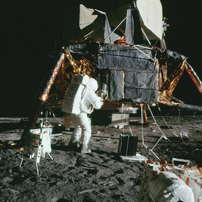 Alan Bean rimuove la barra di plutonio che servirà ad alimentare, una volta inserito nell’RTG, la stazione scientifica, 16 novembre 1969 (Credit NASA)