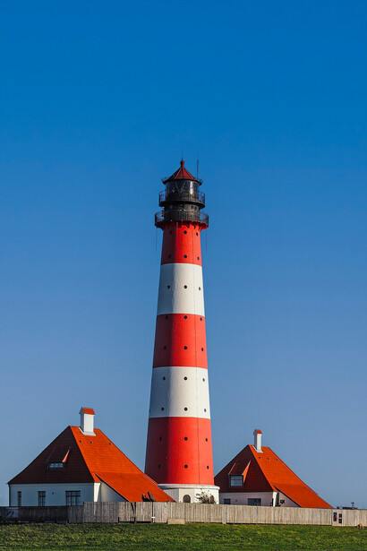 Phare. L’histoire des phares est liée aux aventures technologiques touchant les systèmes d’éclairage