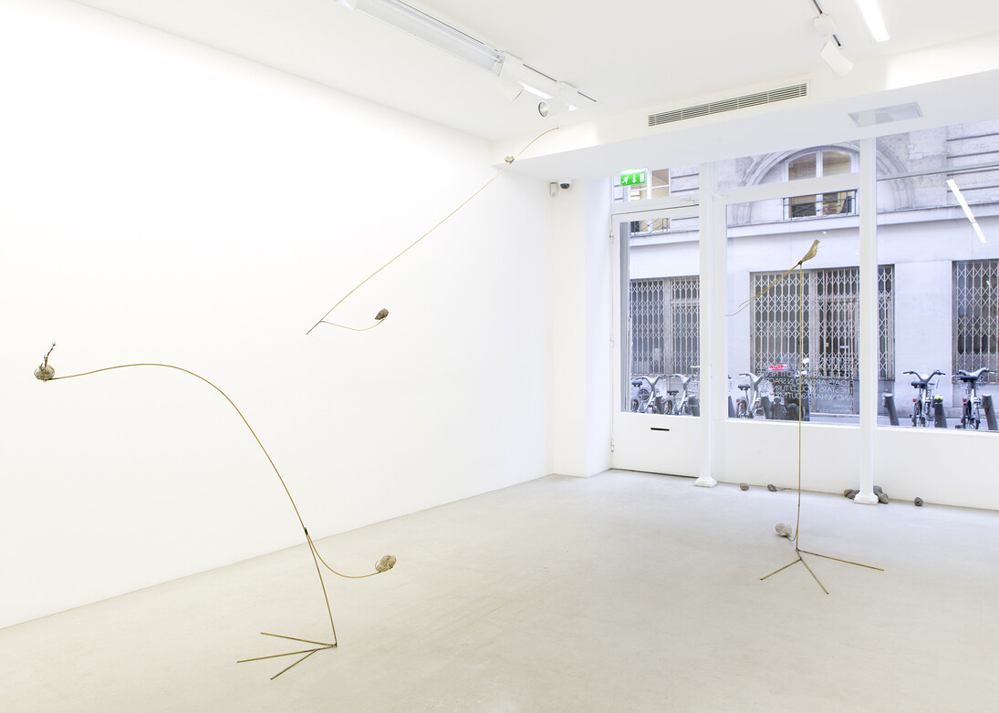 Petrit Halilaj, Si Okarina e Runikut, 2014, Laiton, ocarinas en terre, pierres, Dimensions variables, Vue de l'exposition « Yes but the sea is attached to the earth and it never floats around in space. The stars would turn off and what about my planet? », kamel mennour, Paris, 2014, © Petrit Halilaj, Photo: Fabrice Seixas, Courtesy the artist and Kamel Mennour, Paris
