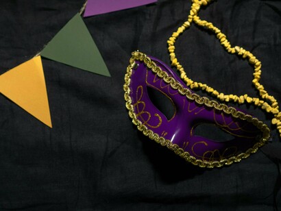 Máscara carnavalesca. Mariana coloca a sua fantasia de Analista Financeiro e cai na farra. Marcou de se encontrar com alguns colegas do trabalho na Faria Lima, na altura da Vila Olimpia, o Carnaval de rua mais chique de São Paulo. Lá se encontra com outros Faria Limers