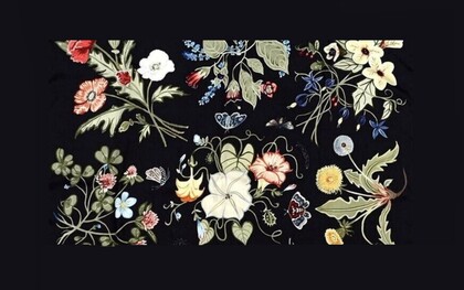 Dettaglio di foulard in seta multicolore nero Gucci Flora Kris Knight
