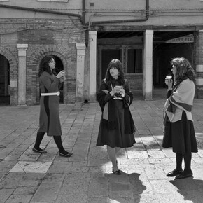 Ferdinando Scianna, Signore vestite a festa per Shabbat © Ferdinando Scianna / Magnum Photos. Courtesy of Casa dei Tre Oci 