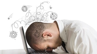 Trabajador estresado a la vuelta de vacaciones