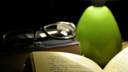 A minha relação com a leitura não é romântica. Não fui uma criança muito menos uma adolescente que amava ler, portanto não carregava livros embaixo do braço como a Rory Gilmore. Pelo contrário, eu tinha aversão a eles. Os livros das leituras obrigatórias da escola eram os únicos que eu carregava comigo e, curiosamente, cultivava um imenso prazer em comprá-los. Carregava-os comigo, bem diferente de realmente ler. Muitos eu lia cinco páginas e pulava quinze. Mesmo assim, fui cativada pelo enigma de Um Estudo em Vermelho do Arthur Conan Doyle e pelo percurso da família retirante em Morte e Vida Severina de João Cabral de Melo Neto