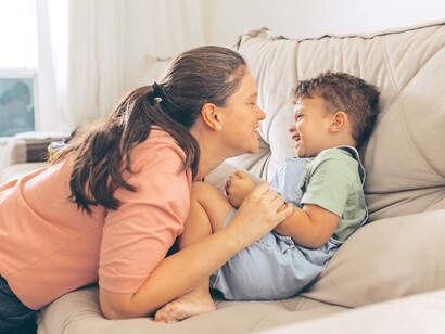 Mãe faz cócegas no filho