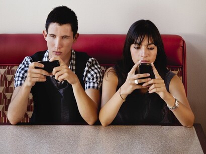 Una pareja absorbida por sus respectivos teléfonos móviles