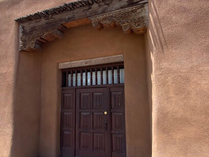 Entrada con dintel de madera, Santa Fe (Foto de Jorge M. González)