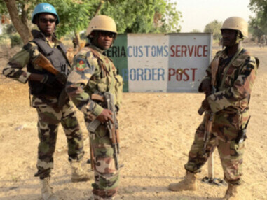Soldats nigériens à Diffa, dans l’extrême est du Niger, face aux attaques de Boko Haram en mars 2015