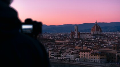 Cupola del Duomo di Firenze, vista dal Piazzale Michelangelo. In fondo pensateci bene: che valore può mai avere un account Instagram di fronte alla Cupola di Brunelleschi o alla Cappella Sistina? Firenze, uno dei pochi posti al mondo in cui l'energia permette ad uno studioso di guardare mezzo guscio d'uovo sopra un tavolo e farci una delle più grandi cupole dell'antichità! Firenze, Italia