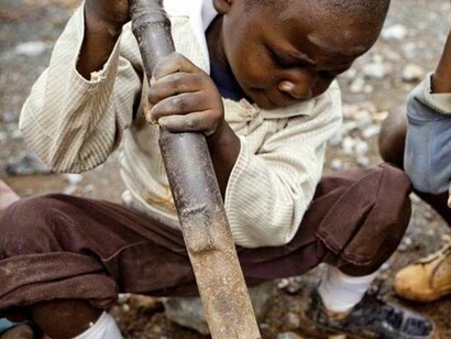 Niño minero en la República Democrática del Congo