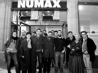 Los seis responsables de NUMAX, juntos a la izquierda de Kaurismäki