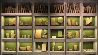 La Biblioteca Reale di Ashurbanipal conservata al British Museum, Londra, UK. I resti sono stati rinvenuti presso il sito archeologico di Kouyunjik, nell'attuale Iraq. Sulla scaffalatura si può leggere la frase "La prima biblioteca a contenere tutta la conoscenza"