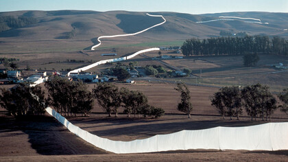 Running Fence. Courtesy of Christo and Jeanne-Claude. Photography: Wolfgang Volz © 1969-2018 Christo 