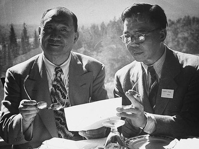 Kung Hsiang-hsi e Chiang Ting-fu, delegati cinesi alla Conferenza di Bretton Woods, 1944