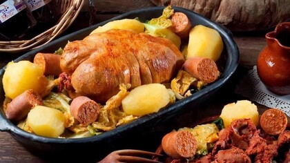 Plato de botilo servido con otras delicias del Bierzo