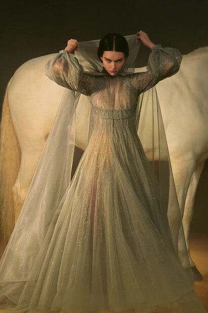 Défilé Dior Couture SS 2021. Le Tarot n’a pas fini de nous fasciner et nul ne sait s’il révélera un jour tous ses secrets
Dior couture SS 2021 © Elina Kechicheva