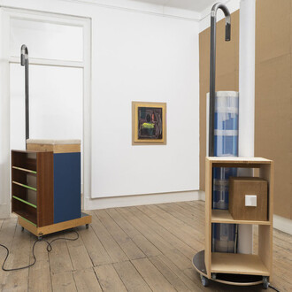 Andreas Breunig, Relocation to private view (Mudança de móveis), exhibition view. Courtesy of Jahn und Jahn