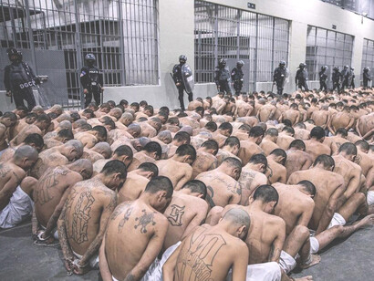Grupo de pandilleros en el Centro de Confinamiento del Terrorismo, El Salvador