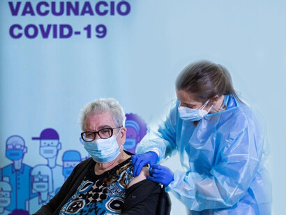 Cuanto mayor sea la población de individuos inmunes, ya sea porque se contagió o porque se vacunó, menor será la probabilidad de que un nuevo individuo susceptible a contagio por contacto sea infectado