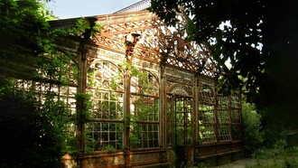 La serra risalente al 1871 di villa Maurogordato in stato di abbandono