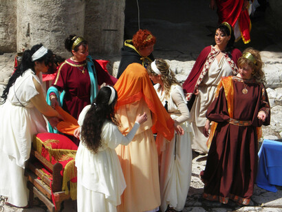 Matrimonio romano, rito confarreatio. La cerimonia celebrata dal Pontefice Massimo e dal Flamine Diale vedeva la donna coprirsi il capo con un velo...